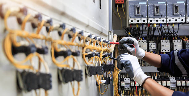 Professional Electrician technician working in Carol Stream, IL